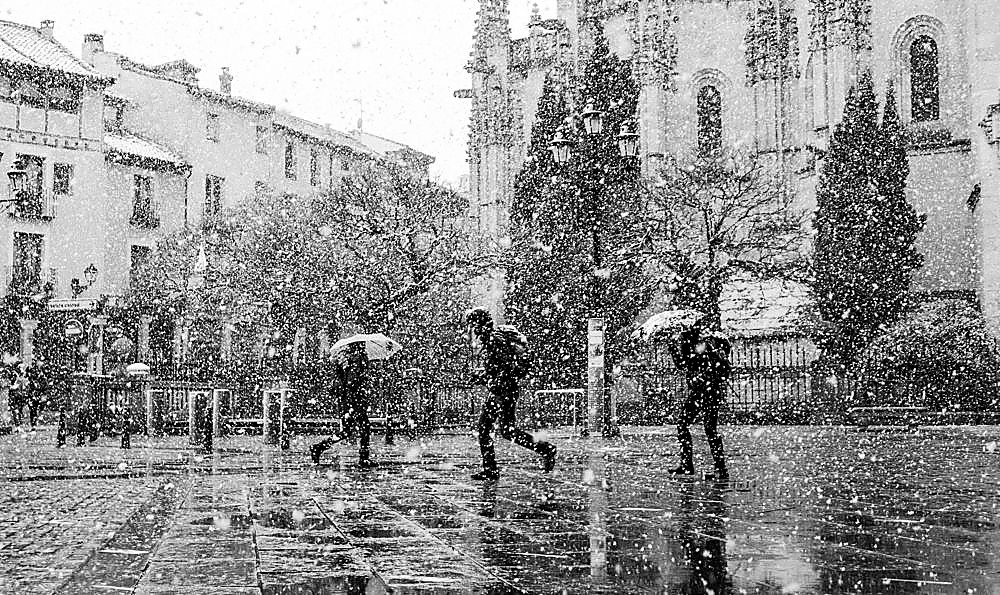 Fotografía que ilustra la portada del libro, una nevada sobre la Plaza Mayor.