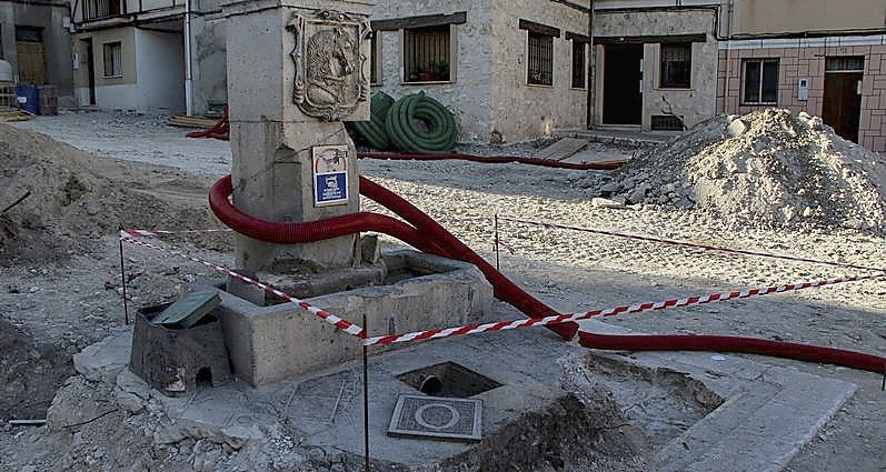 En la plaza de la Cruz y bajo la fuente ha aparecido un pilón que quedará documentado.