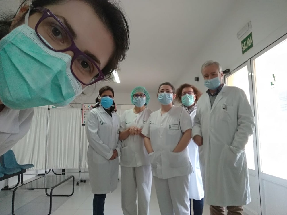 Noe y sus compañeros, en el centro de salud de un pueblo de Cáceres.