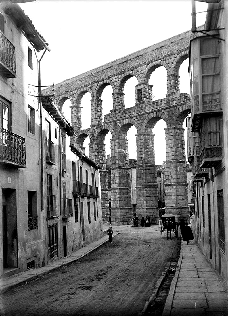 Imagen del Acueducto desde la calle de San Juan, perteneciente al Archivo Wunderlich. Otto Wunderlich. Años 1920-1930. Instituto de Patrimonio Cultural de España..