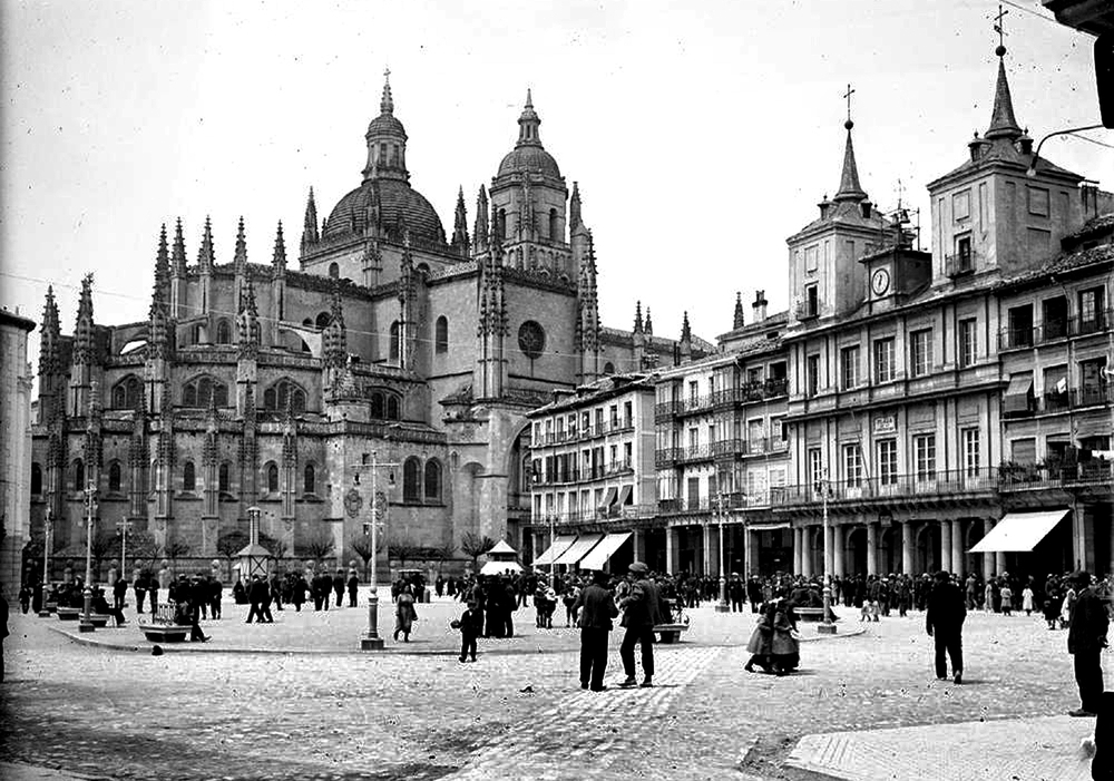 Aspecto que tenía la Plaza Mayor en una imagen tomada en los años 20 y perteneciente al Archivo Wunderlich. Otto Wunderlich. Años 1920-1930. Instituto de Patrimonio Cultural de España.