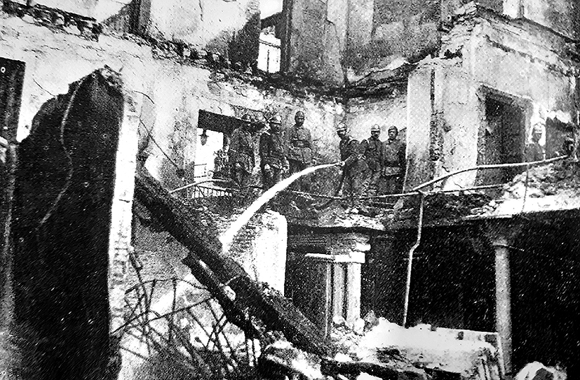 Un grupo de bomberos extingue los últimos focos del incendio originado a finales de 1920 en el edificio de Telégrafos. Imagen de 'Mundo Gráfico'.