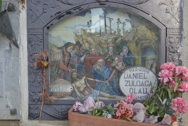 Roban el panel cerámico de la tumba de Daniel Zuloaga Olalla