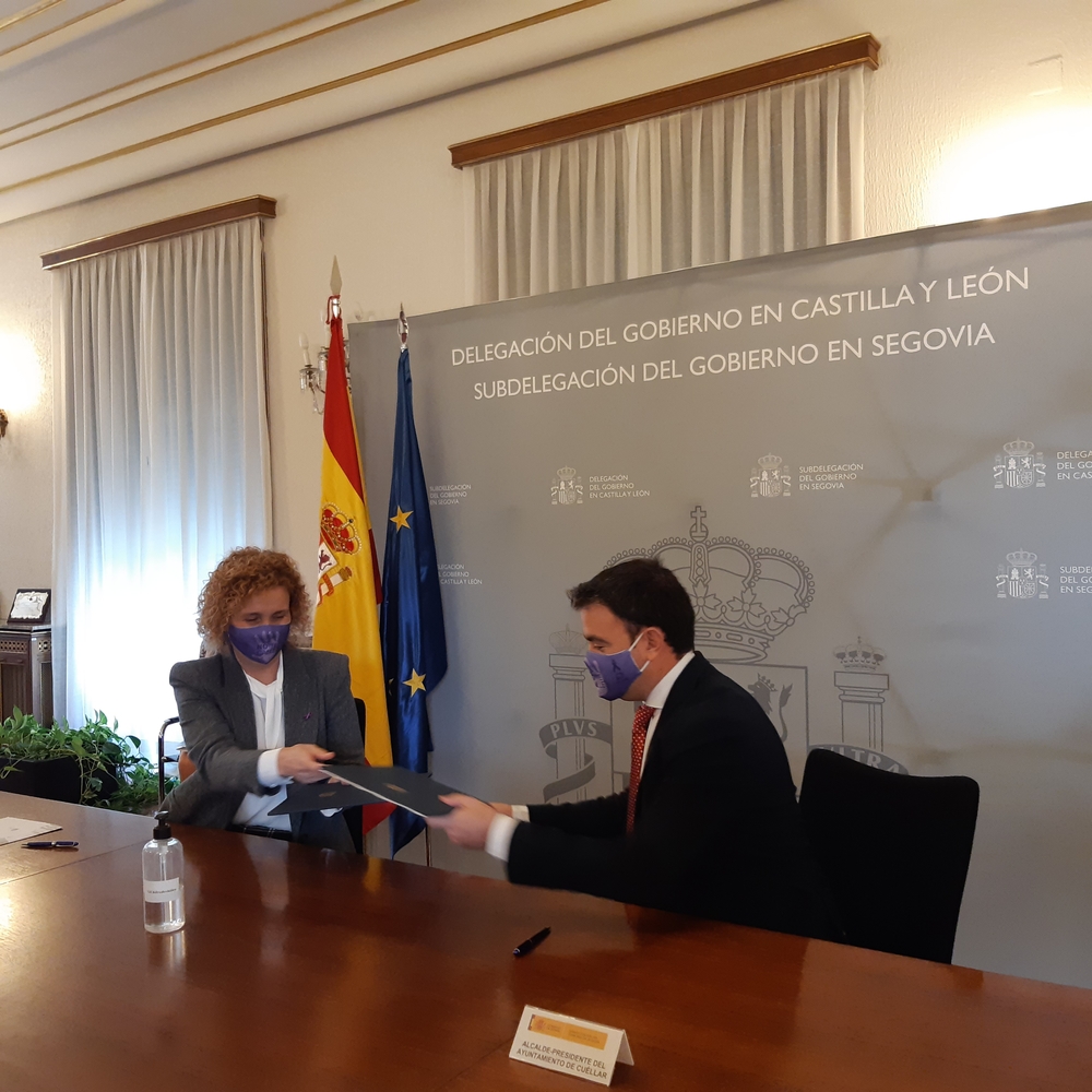 La subdelegada del Gobierno, Lirio Martín, y el alcalde de Cuéllar, Carlos Fraile, firman el protocolo de colaboración para proteger a las víctimas.  / DS