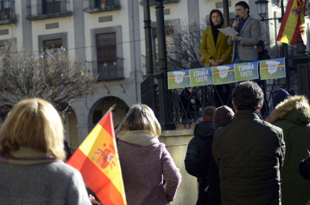 Un centenar de personas por la 'identidad de España'