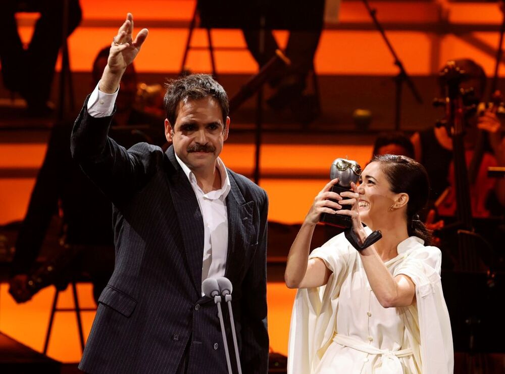 La actriz Carmen Barrantes acompañada por el actor Jorge Usón tras recibir el premio a mejor labor de producción  / LUIS TEJIDO