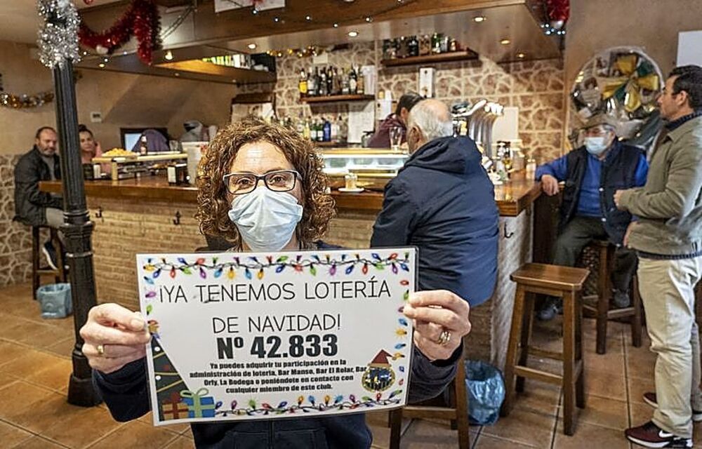 Elena Prieto, del bar ‘El Rolar’, uno de los que vendieron papeletas.