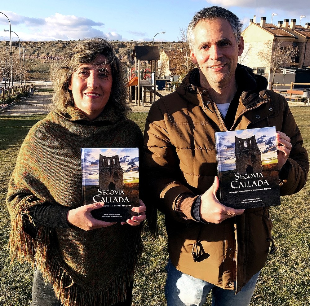 Esther Maganto y Juan Enrique del Barrio muestran ejemplares del libro