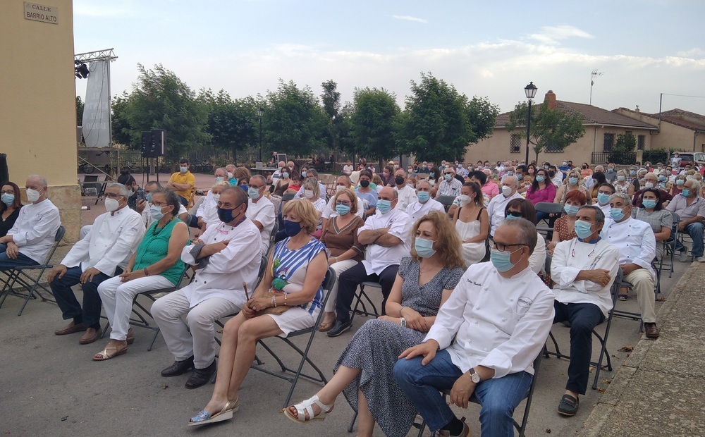 Alrededor de doscientas personas estuvieron presentes en el homenaje a los cocineros de Cascajares