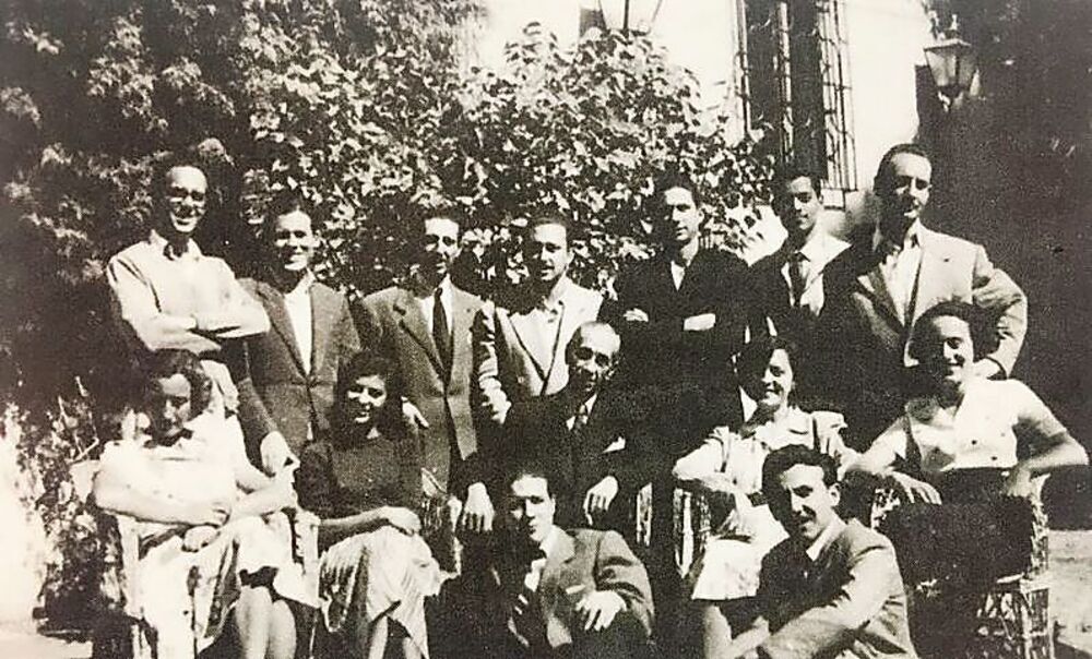 El historiador Peñalosa, tercero por la izquierda, atrás, con alumnos de 1950. 