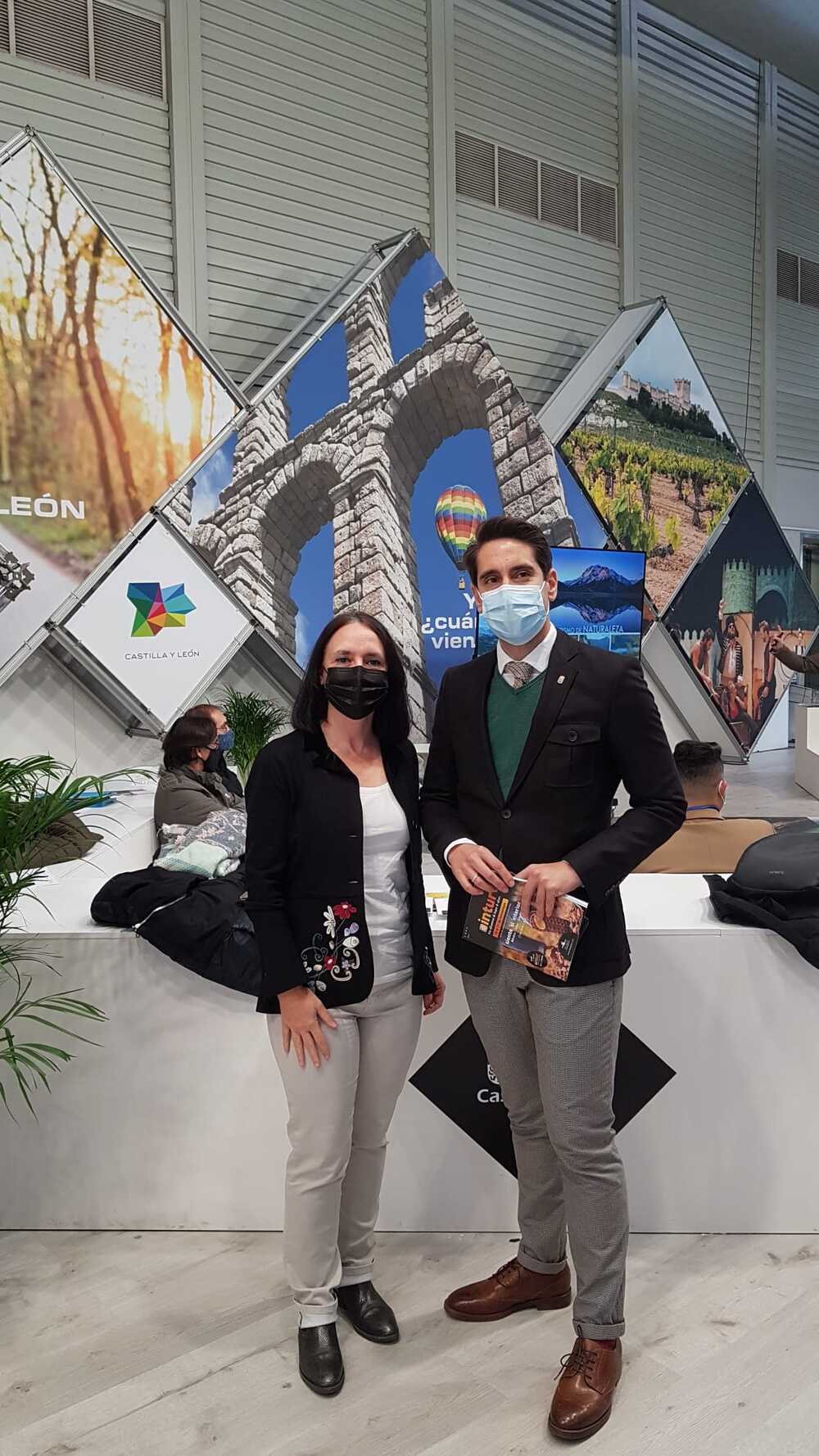 Merino junto con la gerente de la Empresa Municipal de Turismo, Patricia Otones.
