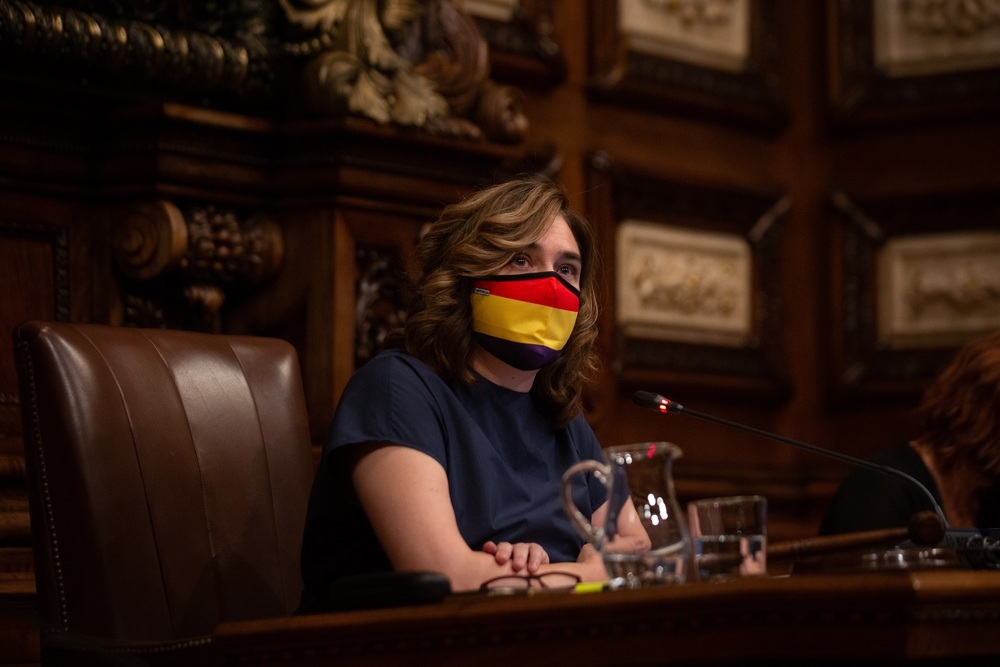 La alcaldesa de Barcelona, Ada Colau, con una mascarilla de la bandera republicana