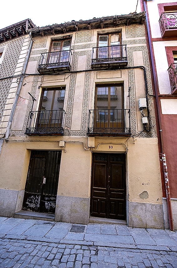 Edificio del año 1900 situado en la calle Carmen, 10. El Ayuntamiento le concedió licencia de desmontaje parcial y rehabilitación en noviembre.