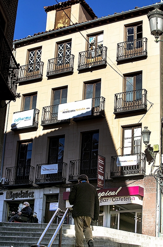El edificio de Cervantes 21, donde se ubica la cafetería La Tropical, está datado en el año 1880 y tiene licencia de rehabilitación concedida en noviembre.