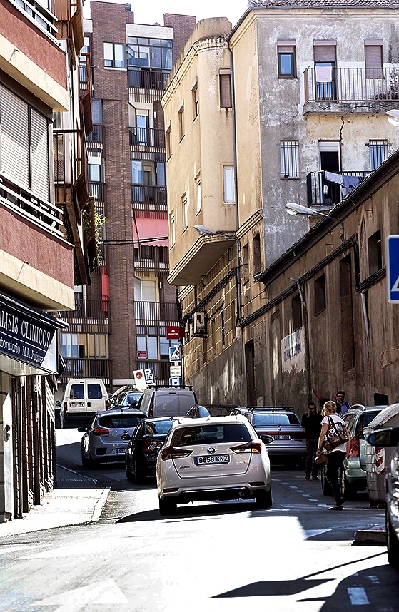 A la derecha, edificios de la calle Antonio Machado que se prevén derribar para construir unos nuevos que dejarán más espacio a los coches para habilitar doble sentido de circulación.