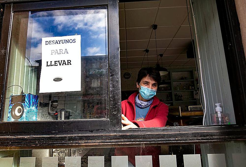 Micaela González, de la cafetería Lucía, la única abierta en la Travesía de San Rafael. 