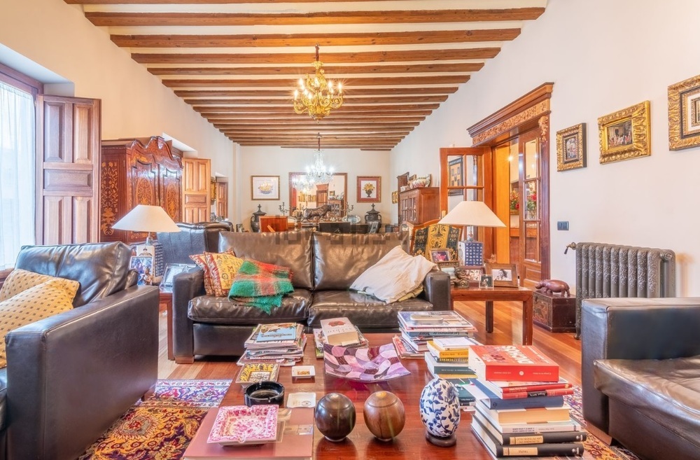 Adosado en la calle Velarde de Segovia a la venta por 1.899.000 euros. Tiene 713 metros cuadrados construidos y siete habitaciones.