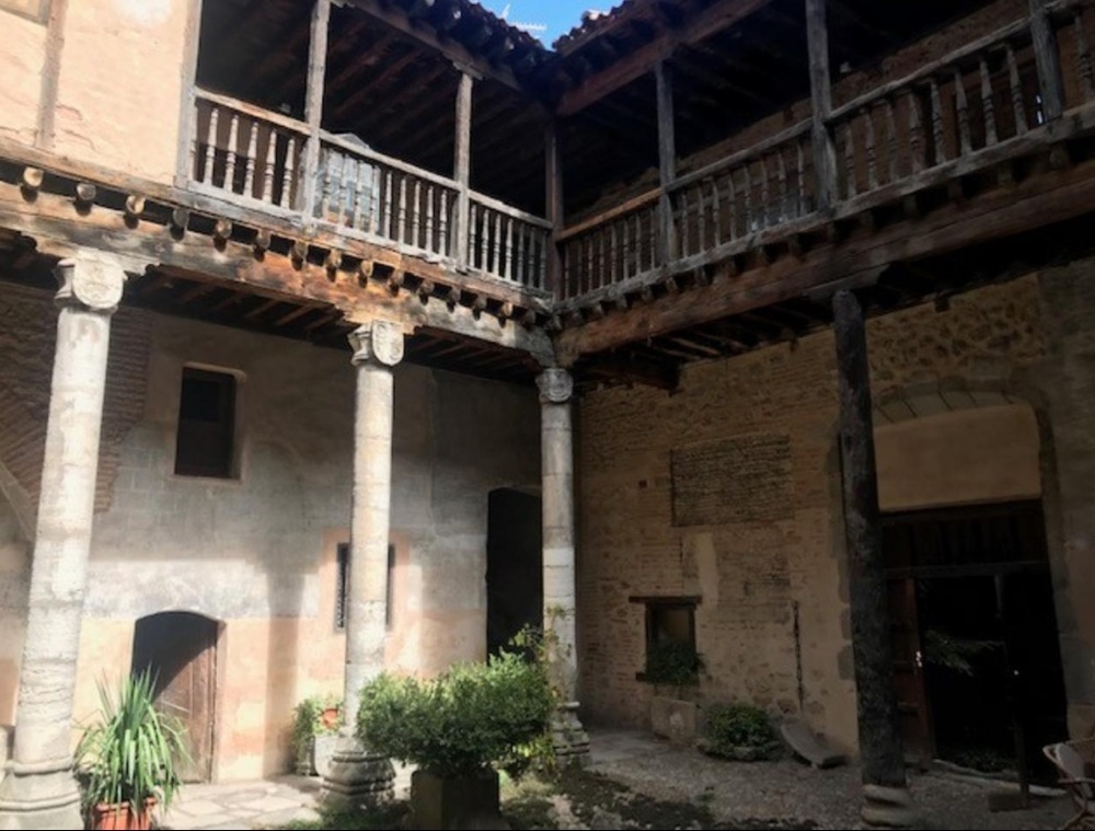 Casa palacio de origen medieval en calle Escuderos de Segovia, a la venta por un euro (más cargas y/o coste de restauración, según se presume, si bien la inmobiliaria que lo gestiona no informó a este medio antes del cierre de la edición. Tiene 1.006