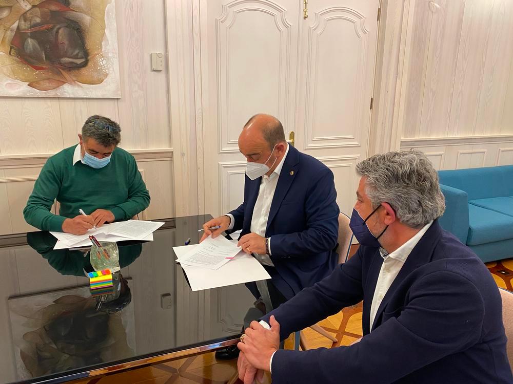 Firma con el alcalde de San Pedro de Gaíllos, Juan Carlos Montero 