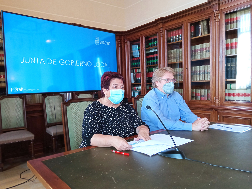 La alcaldesa de Segovia, Clara Luquero, acompañada por el portavoz socialista, Jesús García Zamora, durante la rueda de prensa que ofreció este jueves.