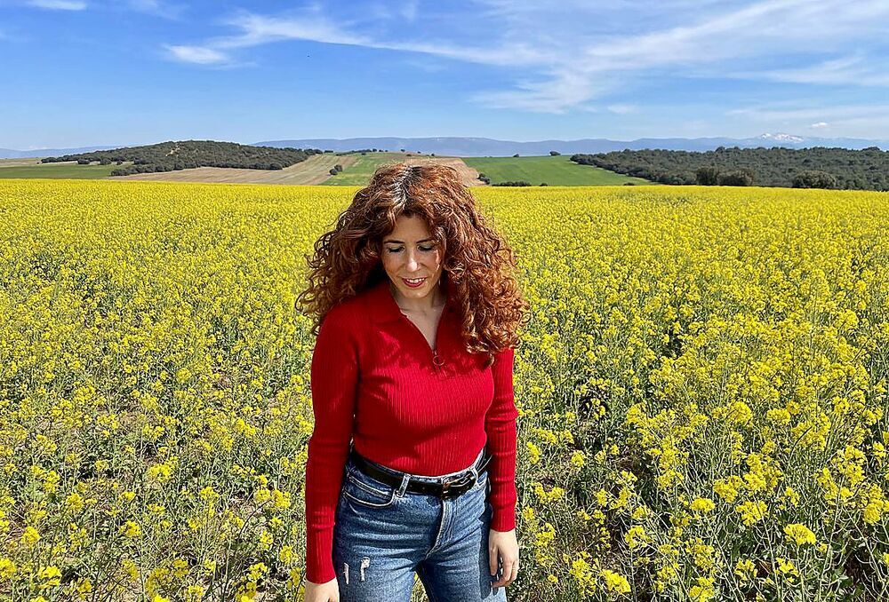 Elena García Bernal (@curlyzada en Instagram)  publicó esta foto el miércoles 5 de mayo. La fotografía está tomada en un campo de colza en las proximidades de Turégano.