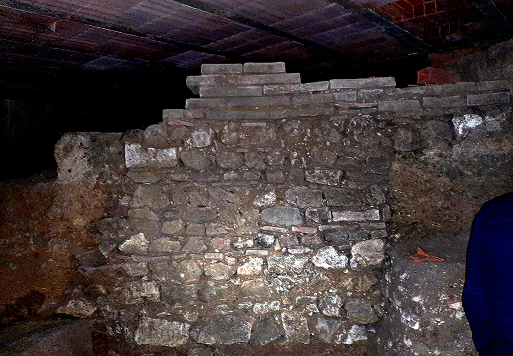 Restos romanos hallados en los años 90 bajo la plaza de Guevara.