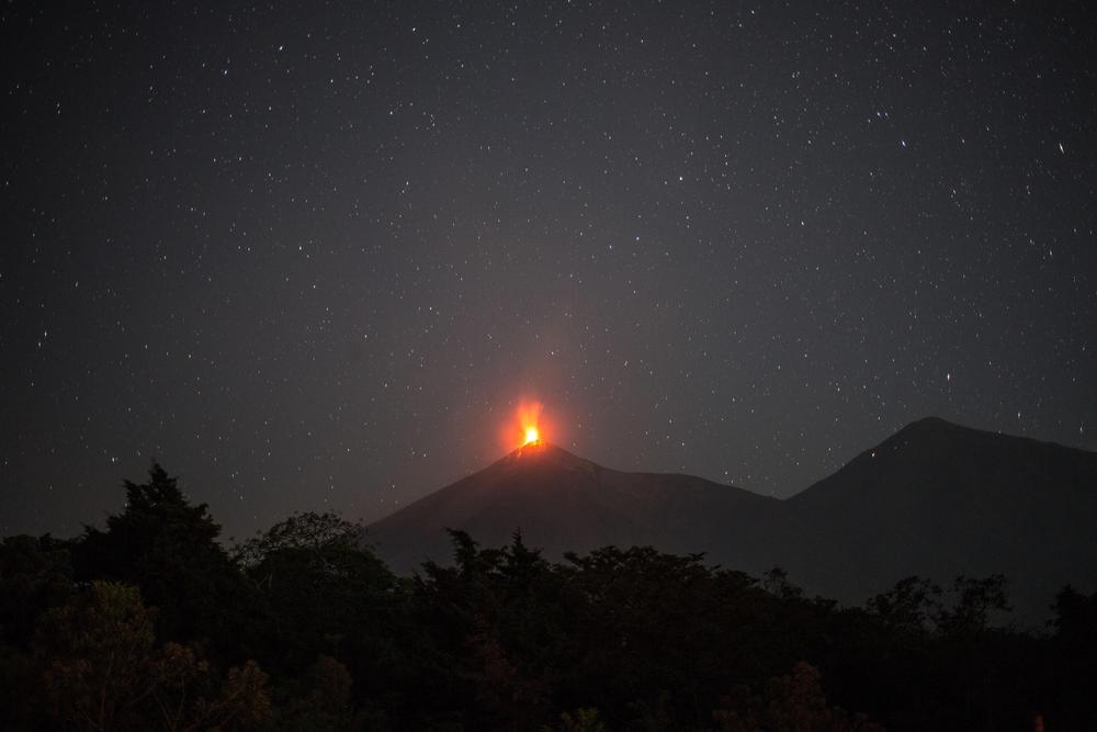 Volcán de Fuego en erupción  / ESTEBAN BIBA