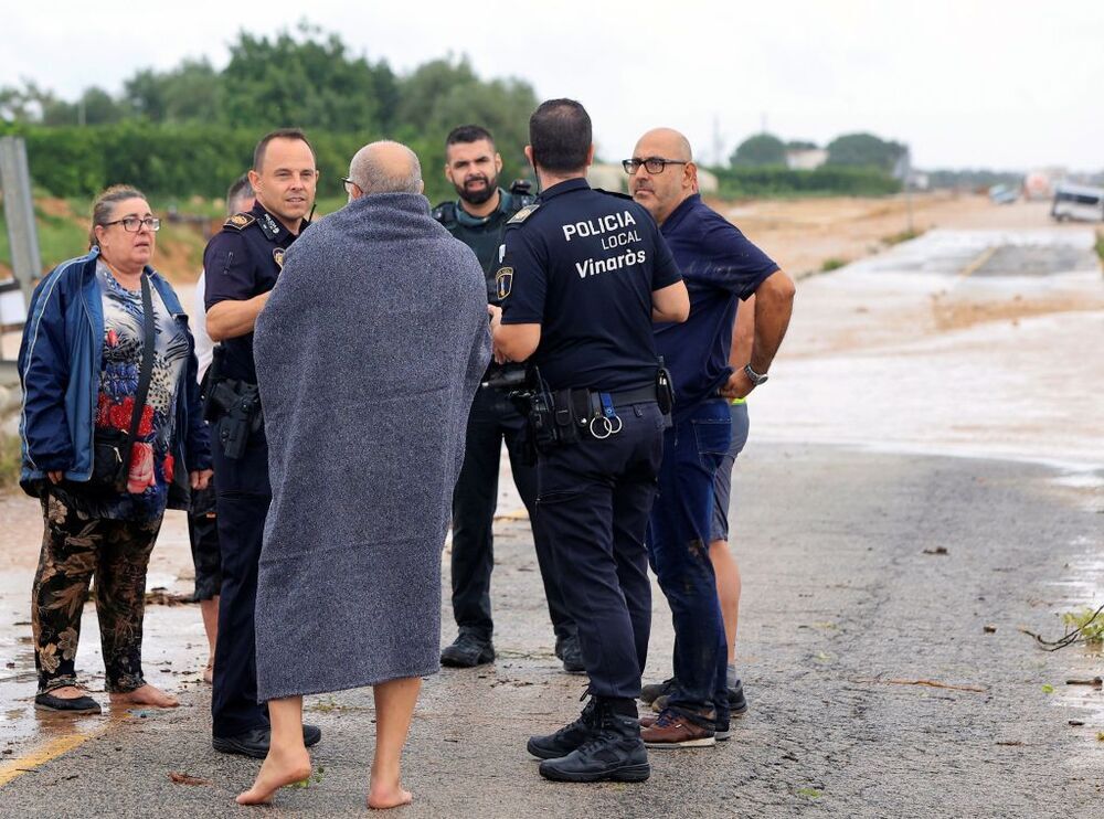 Los Bomberos de Castellón tuvieron que rescatar a varias personas atrapadas en la N-238 a la altura de Vinarós. 