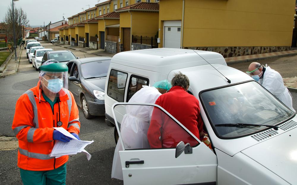 Varios pueblos de Salamanca han comenzado a vacunar contra el Covid desde el coche.  / AGENCIA ICAL