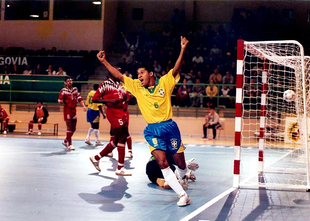 El brasileño Fininho celebra uno de los goles.   / JUAN MARTÍN