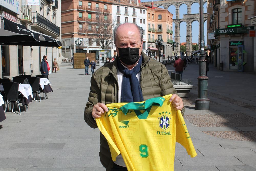 Heliodoro Albarrán, uno de los artífices, posa con una camiseta de Brasil que conserva.
