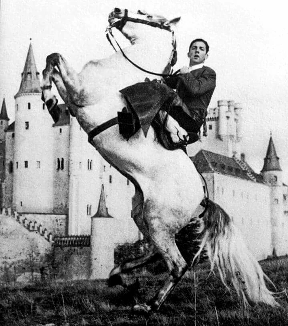 Imagen de Pérez de Mendoza en su época de rejoneador, a caballo, con el fondo del Alcázar 