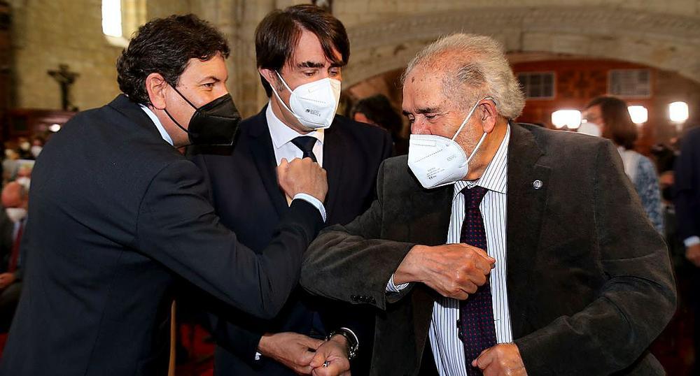 El expresidente socialista Demetrio Madrid (d) saluda a los consejeros Fernández Carriedo y Juan Carlos Suárez-Quiñones.