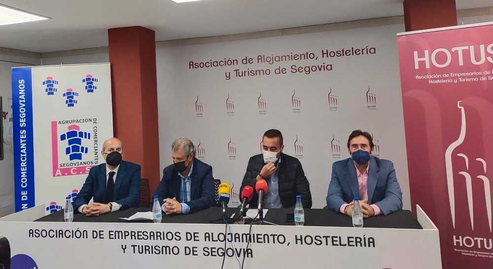 De izquierda a derecha: el gerente y el presidente de ACS, Juan Francisco Casado y Manuel Muñoz, junto al presidente y el gerente de Hotuse, Jesús Castellanos y Javier García Crespo.