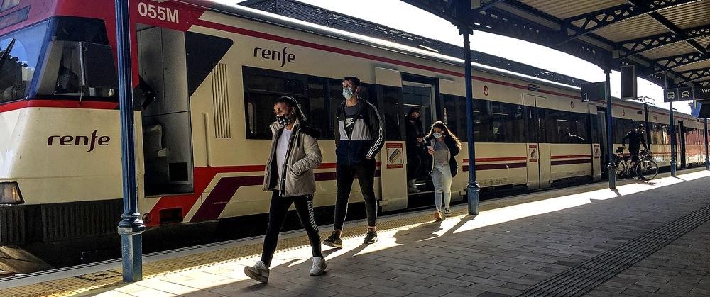 Imagen de archivo de usuarios del tren que une Segovia con Cercedilla, a su llegada a la estación de la capital.