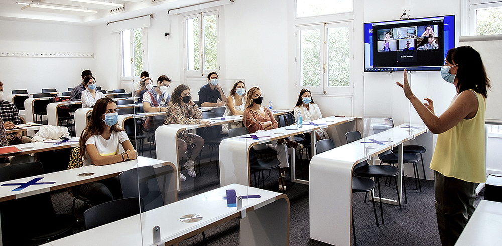 Aula de IE University en el campus de Segovia con formación presencial y online. 