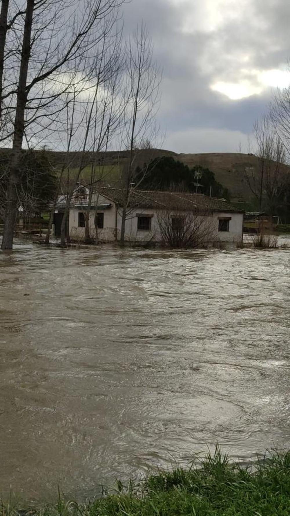 El río Duratón anega una zona recreativa en Fuentidueña