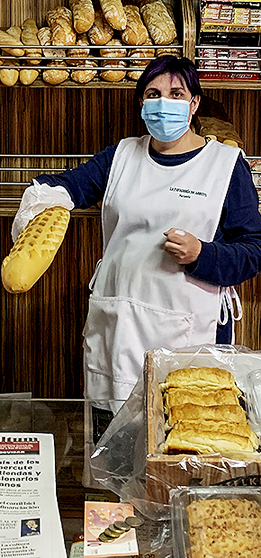 Marianela, empleada de Carmen Muñoz, que cuenta con panaderías en Sanchonuño y Arroyo de Cuéllar. 
