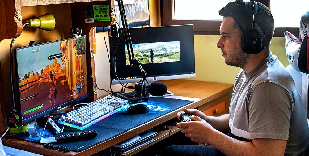 Javier Sanz Herrero, que ‘streamea’ bajo el apodo de ‘ChatoValverdee’, es fotografiado jugando en su ordenador.