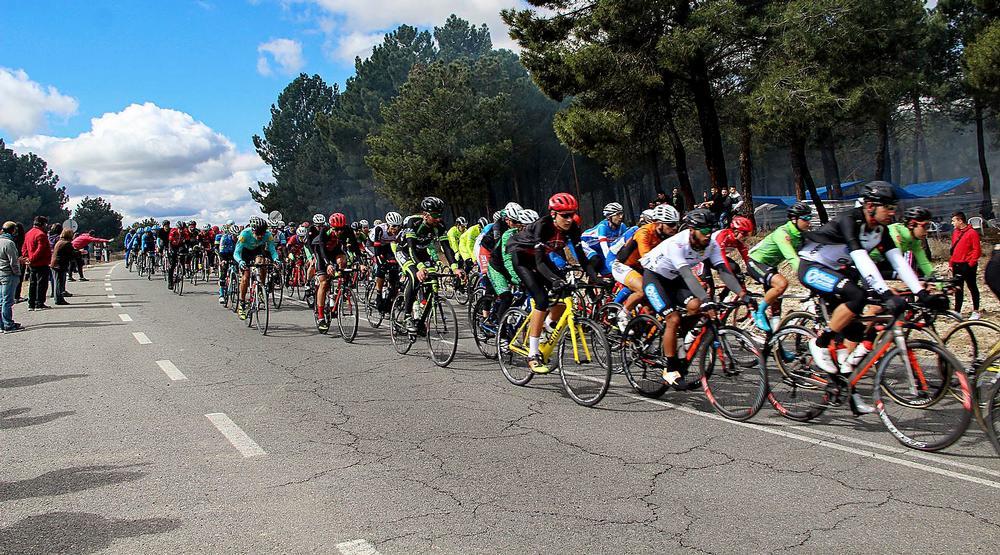 Pelotón de la Clásica Ciclista de la Chuleta, durante la edición de 2019, la última disputada hasta ahora.       