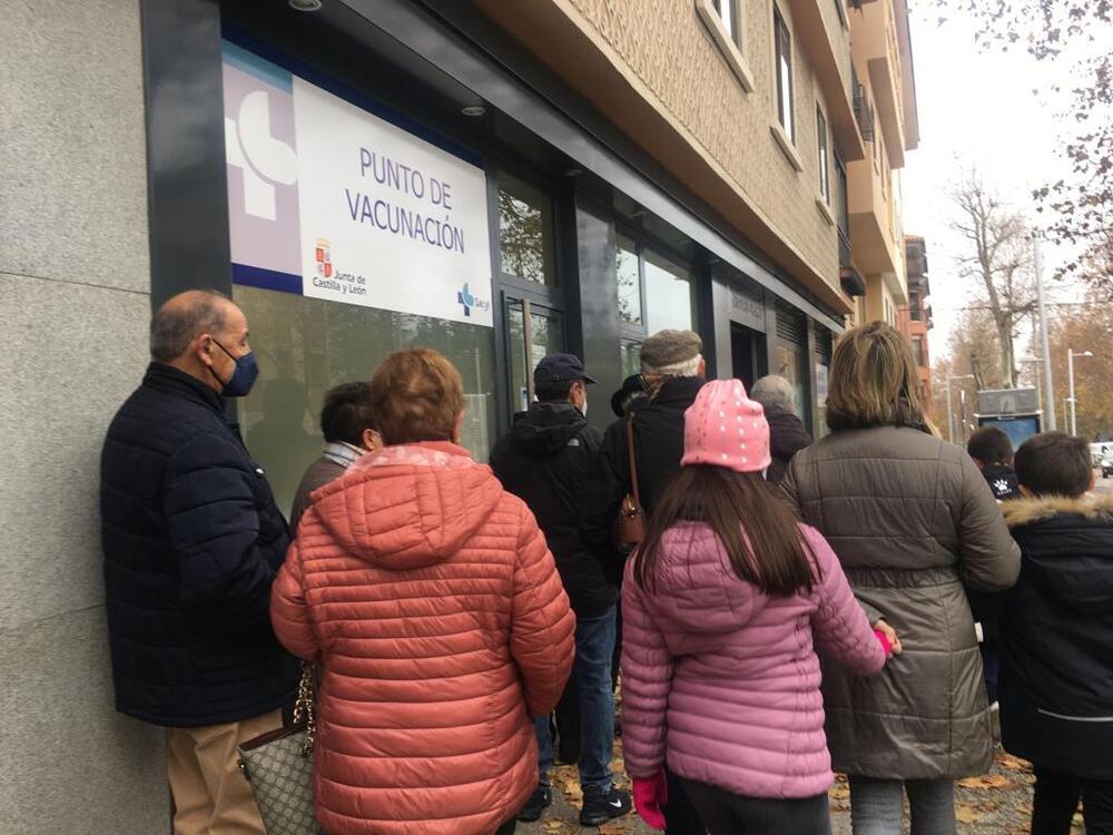 Colas y frío para vacunarse en Segovia 