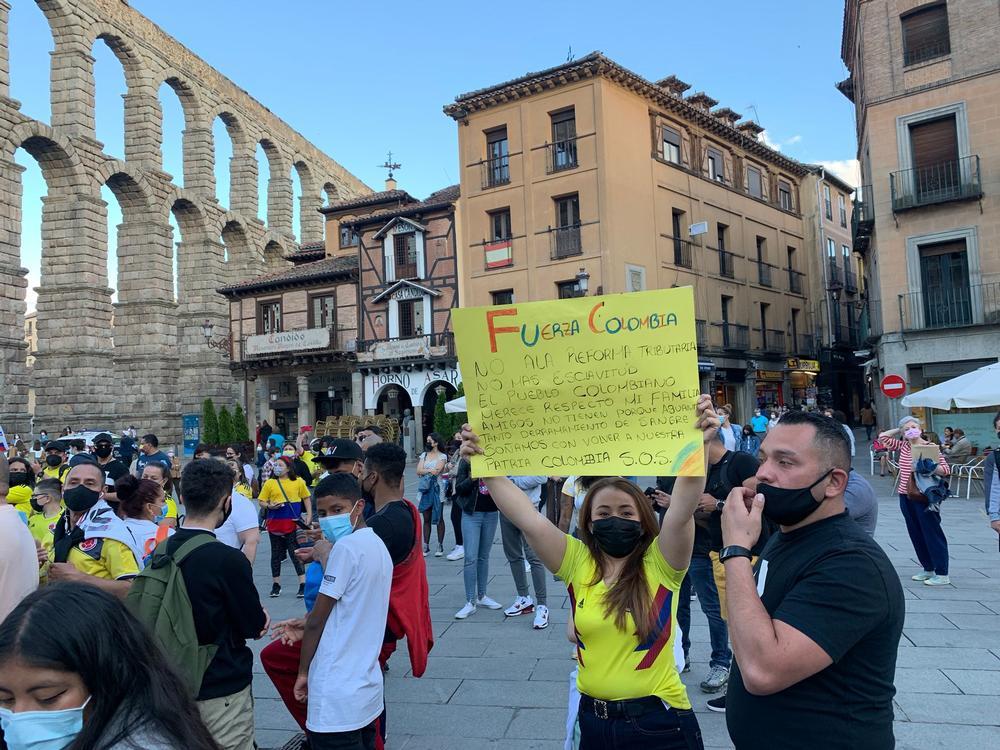 Colombianos en Segovia protestan contra su gobierno 