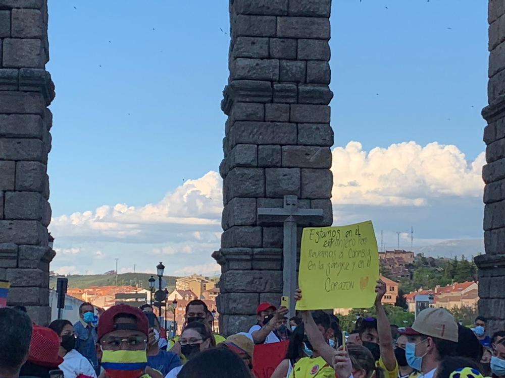 Colombianos en Segovia protestan contra su gobierno 