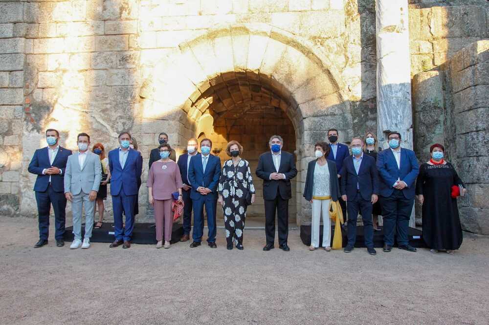 Foto de familia de alcaldesa y alcaldes de las Ciudades Patriomonio con la Reina emérita y el ministro de Cultura