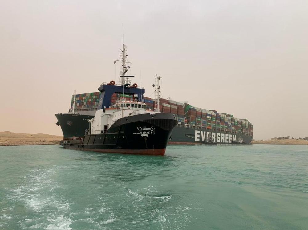 Una nave panameña bloquea Canal de Suez tras encallar