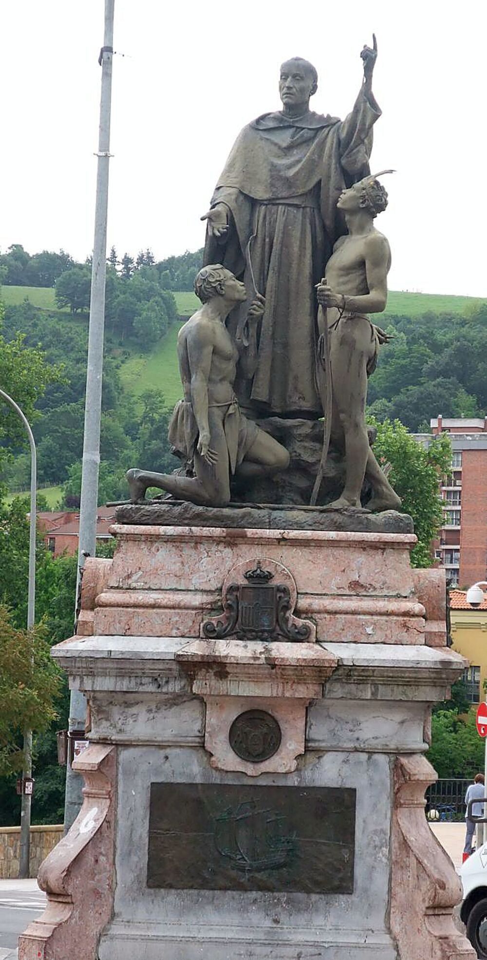 Estatua que conmemora la figura del clérigo, situada en su localidad natal: Ordicia. 