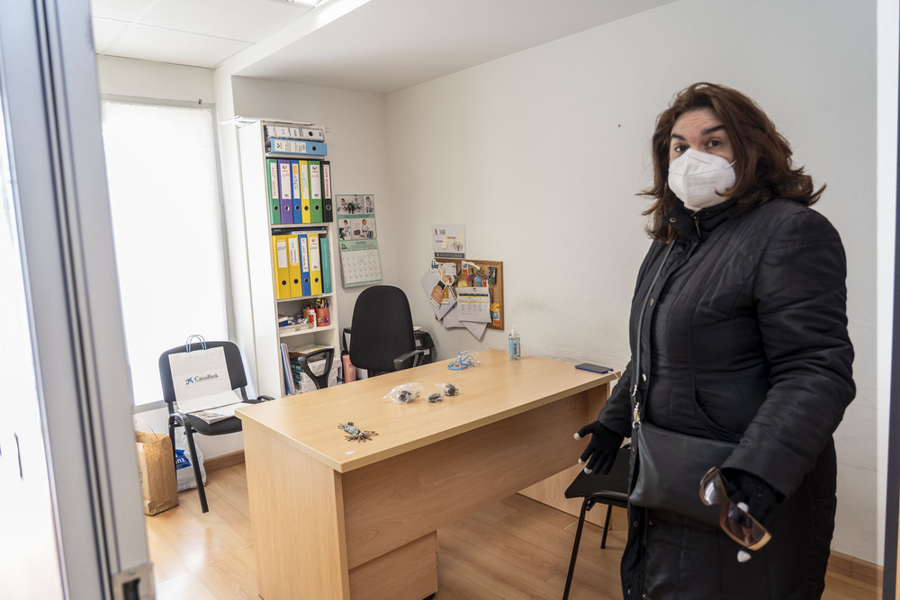 La presidenta de Autismo Segovia en el despacho donde se encontraba la cajonera forzada