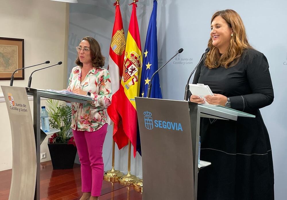 La consejera de Movilidad y Transformación Digital, María González Corral, y la alcaldesa de Segovia, Clara Martín, en la rueda de prensa tras la reunión.