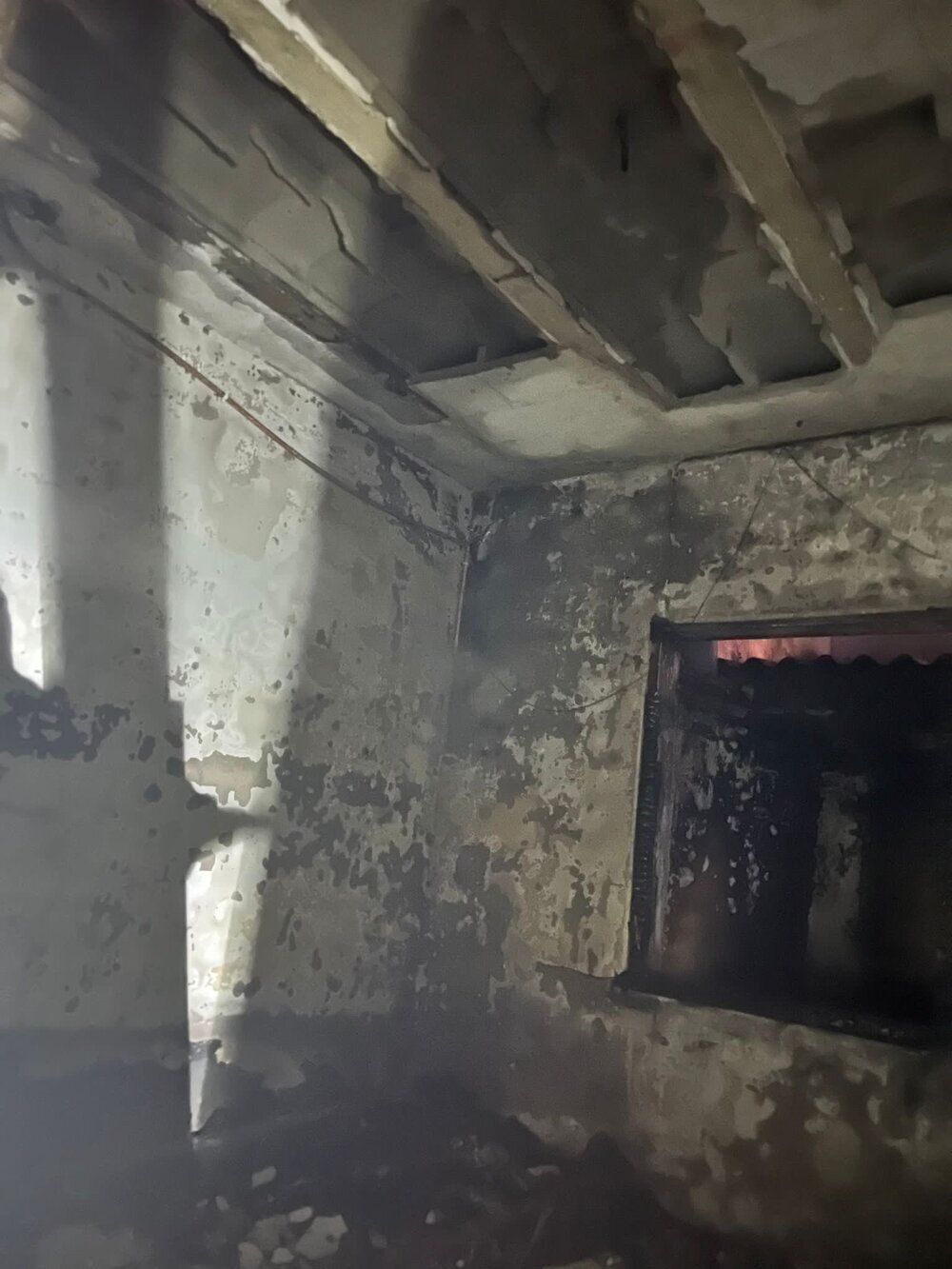 Un incendio causa graves daños en una casa en Nava