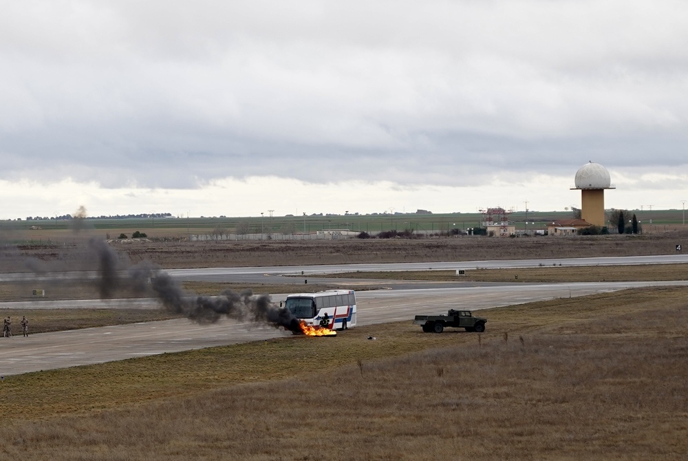 El Ejército de Tierra desarrolla un simulacro de accidente aéreo de un avión civil, con pasajeros a bordo, que se sale de la pista y colisiona contra una aeronave militar.